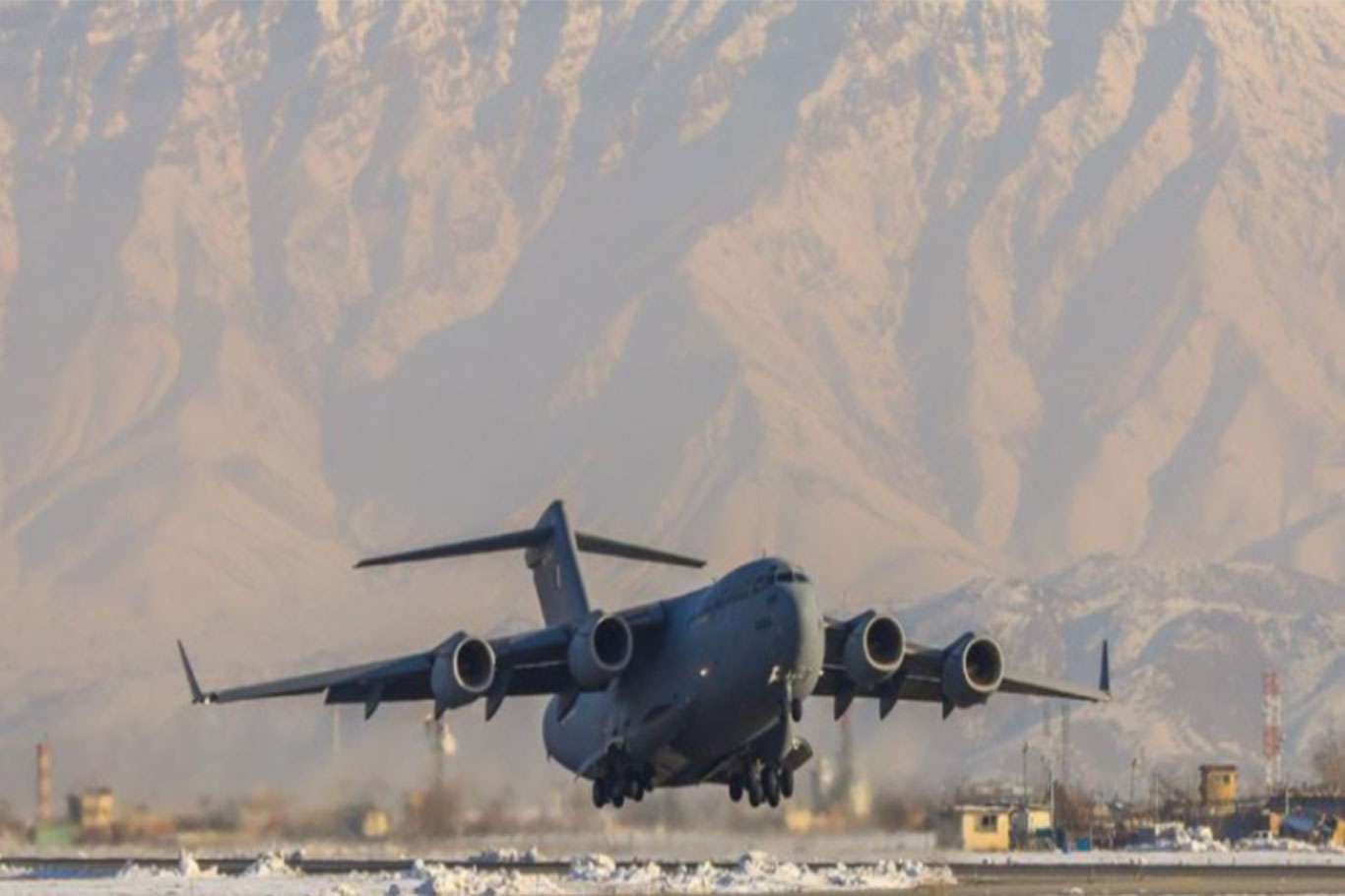 طائرة مساعدات قطرية جديدة تصل إلى مطار كابل